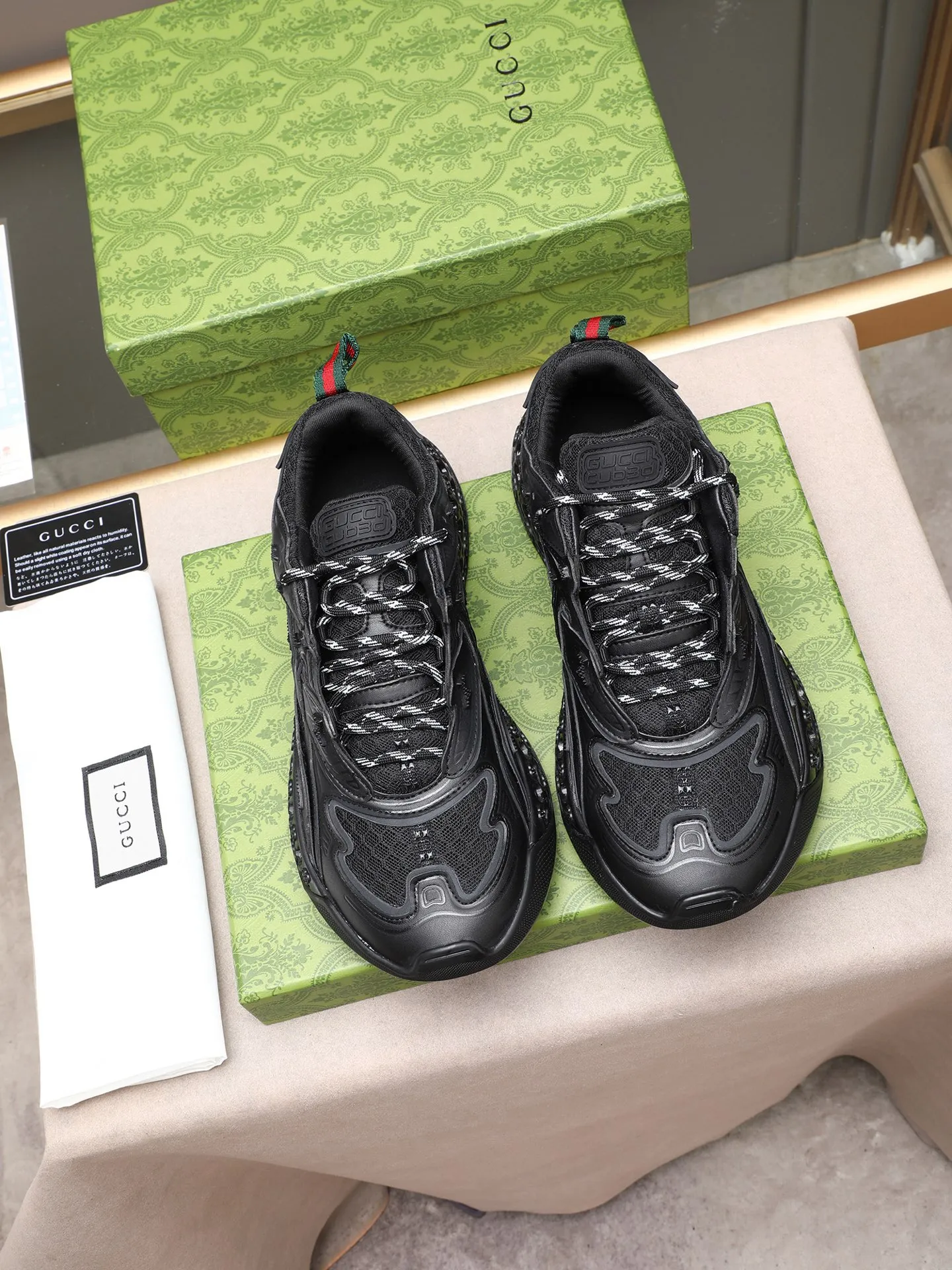 Men's men's shoes 💰660 Gucci Ri men's shoes 💰le series 2025 casual sports shoes, buy the original and accurately reproduce it! Restore the quality of details, Gucci Ri men's shoes 💰le series sports shoes are made with innovative stitching technology to create a flowing texture like water. The cowhide leather is paired with three-dimensional interlocking Double G leather patches and Gucci letter accessories, creating a free flowing texture of the entire shoe with a 3D effect. A classic and versatile piece that feels super comfortable on your feet! 38-44 (45 customized)